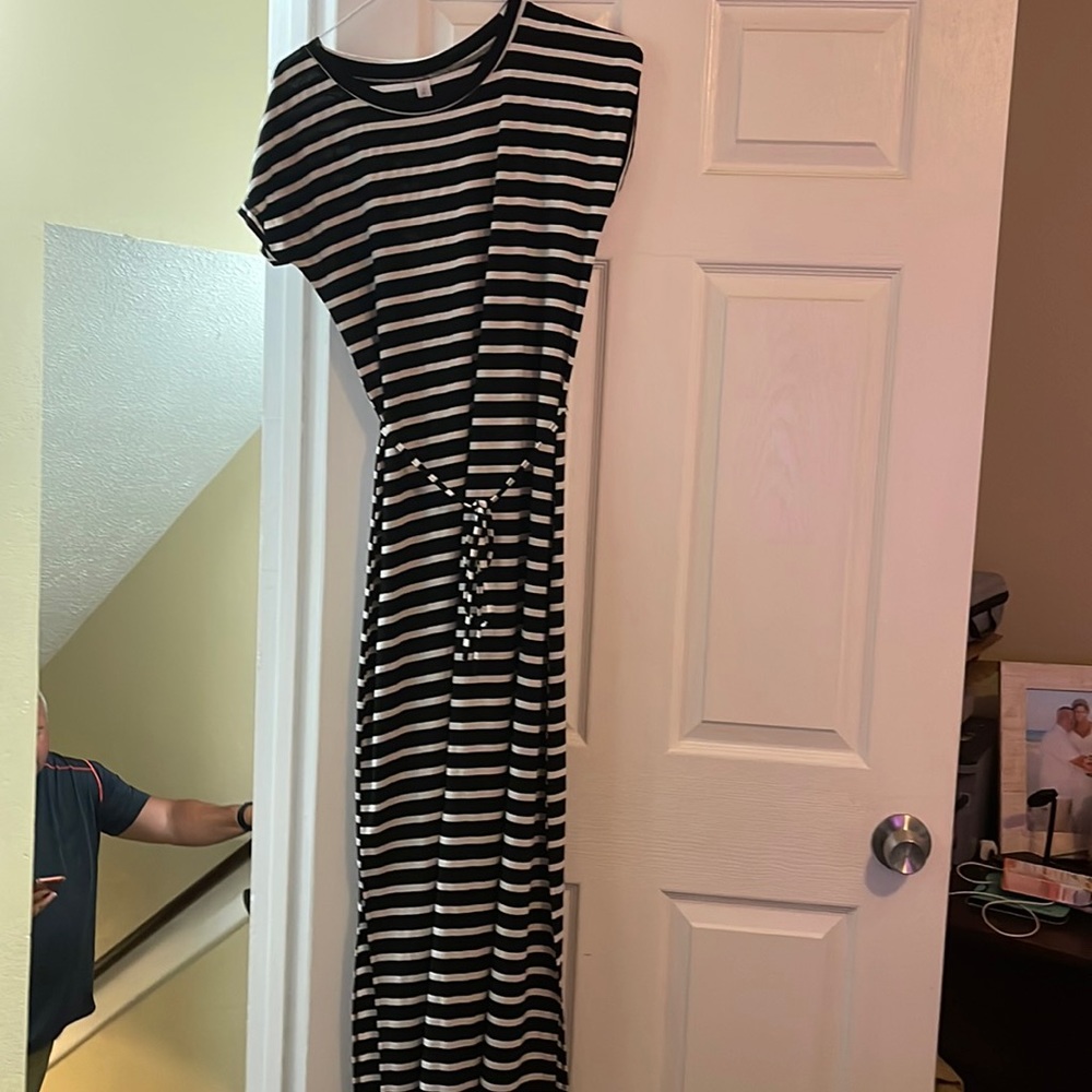 Full length jersey dress. Black and white
